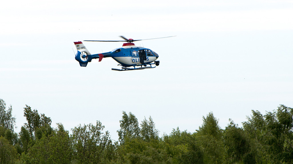 Helikoptrar deltar också i sökandet. Foto: Jerker Ivarsson