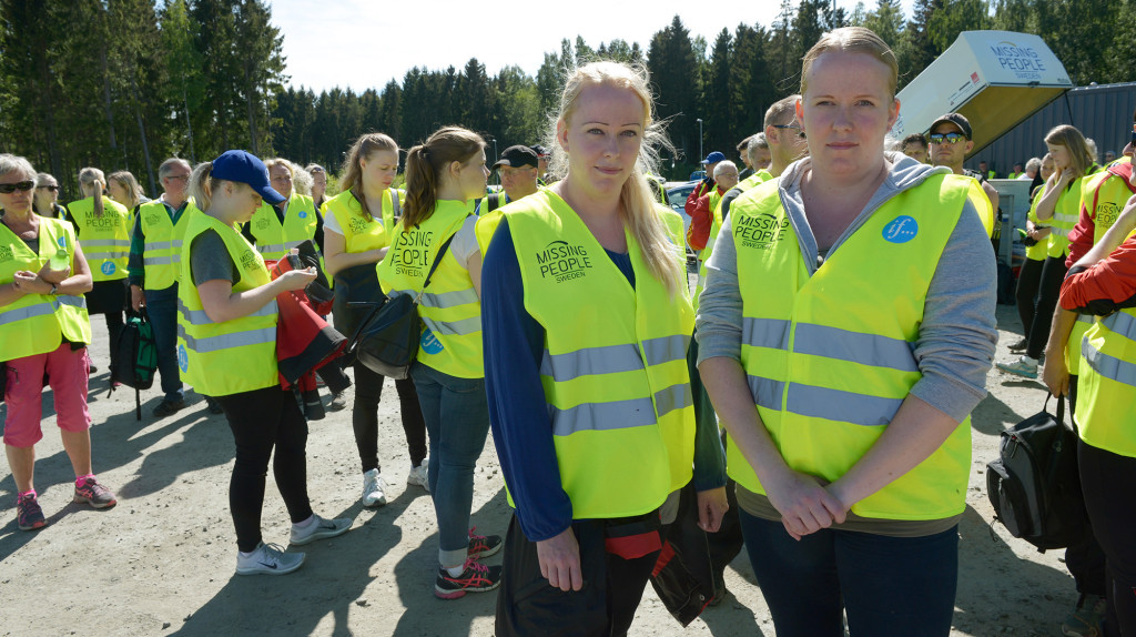 Flera hundra frivilliga från organisationen Missing People hjälper till att leta i området. Foto: Jerker Ivarsson