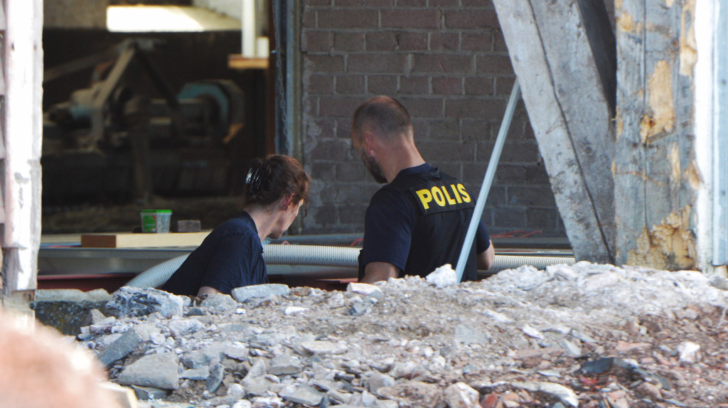 Nu ändrar polisen brottsrubriceringen på utredningen till mord. Tekniker undersöker ladan vid kafét. Foto: Roger Lundsten